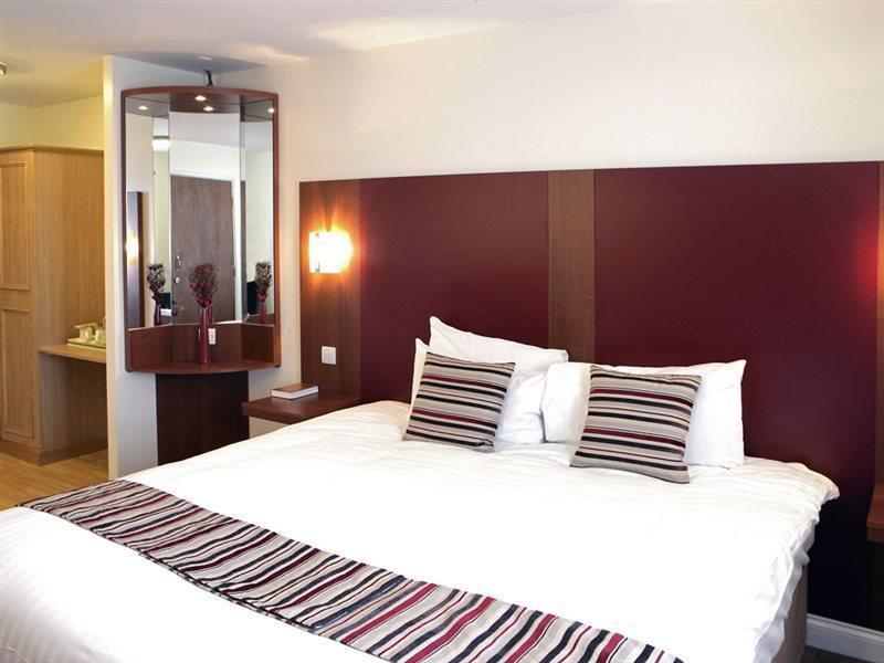 Mercure Swindon East Hotel And Spa Екстериор снимка