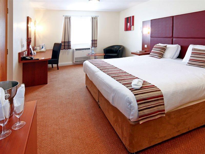 Mercure Swindon East Hotel And Spa Екстериор снимка